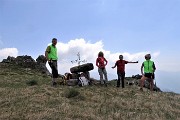 43 Altare in pietra con croce in ferro 